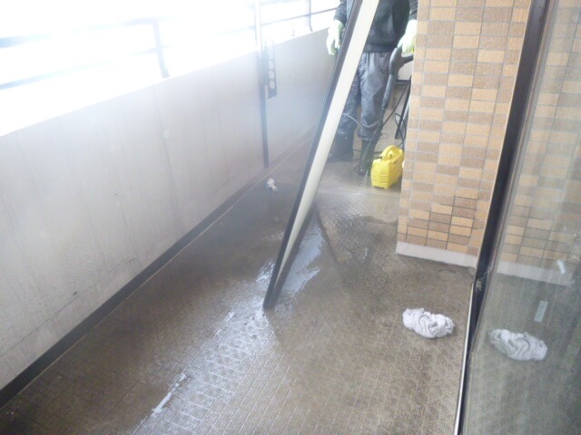 千葉県柏市 ソフィア柏公園 窓サッシ洗浄中の様子