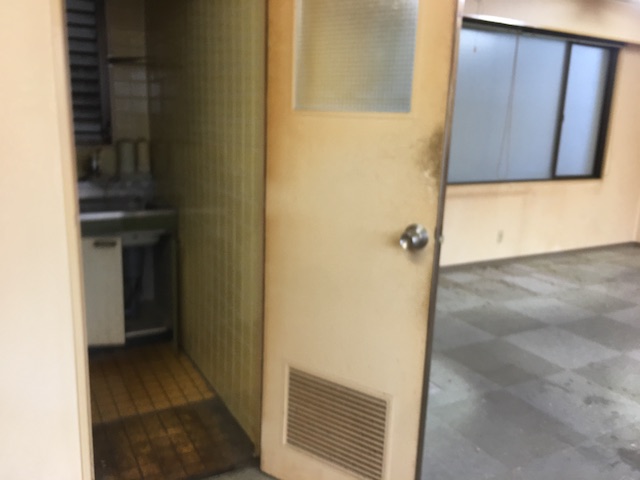 千代田区 神田神保町 オフィス 原状回復工事　ドア塗装前の様子