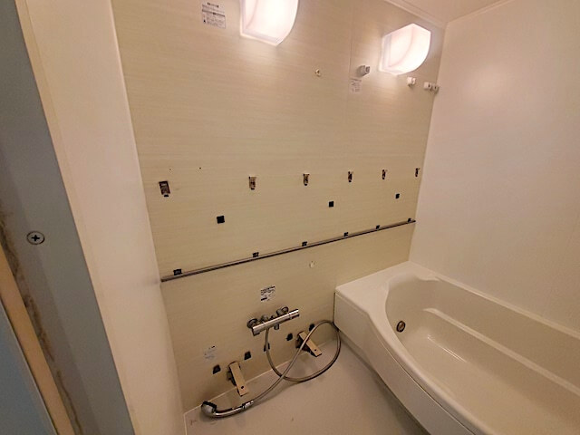 千葉県 浦安市 中古マンションリフォーム プラウド新浦安パームコート 浴室鏡交換中の様子