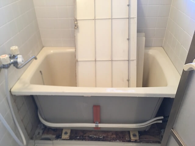 千葉県 柏市 新柏住宅 入居前清掃 浴室エプロン内部の様子