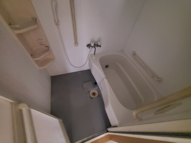 千葉県 八千代市 防衛省官舎 原状回復のハウスクリーニング 浴室洗浄前の様子